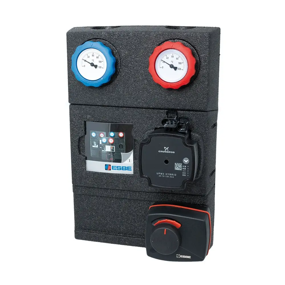 Pumpengruppe mit zwei Druckmanometern, einer Steuerungseinheit und einer HE-Pumpe von Grundfos. Komponenten sind in einer schwarzen Isolierverkleidung enthalten. ESBE-Logo sichtbar.